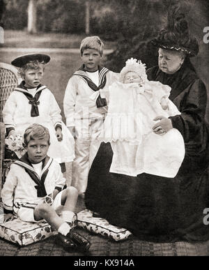 La reine Victoria et ses grands petits-enfants, de gauche à droite, le Prince Albert (futur George VI), la princesse Mary (princesse royale), de l'île (futur Édouard VIII) et le Prince Henry (futur duc de Gloucester), vu ici en 1900. Victoria, 1819 - 1901. La reine du Royaume-Uni de Grande-Bretagne et d'Irlande. Banque D'Images