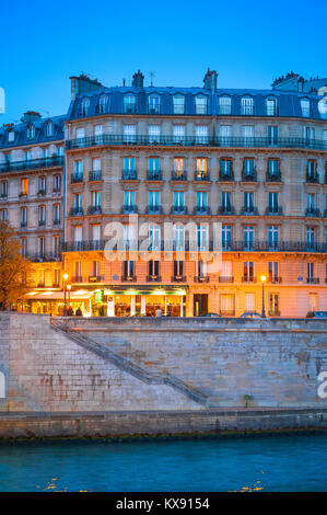 Immeuble d'appartements à Paris, vue panoramique au crépuscule d'un immeuble d'appartements de 19th siècles situé sur le quai d'Orléans, Paris. Banque D'Images