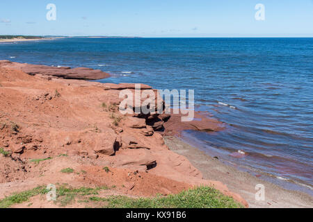 Les roches rouges et les falaises sur la plage de Cavendish, parc national de l'Île du Prince-Édouard, Canada Banque D'Images