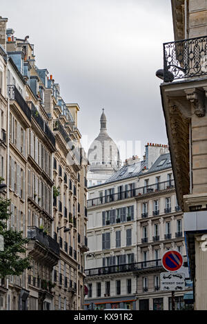 La Basilique du Sacré-Cœur de la rue parisienne Banque D'Images