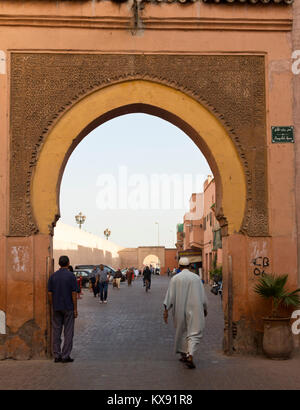 Bab Agnaou, une des portes dans la vieille ville, l'ancienne médina de Marrakech, Maroc Banque D'Images