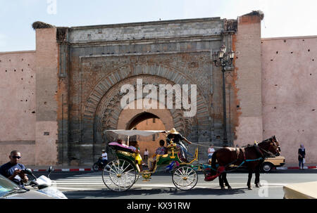 Balade en calèche en face de la porte Bab Agnaou, Marrakech, Maroc Banque D'Images