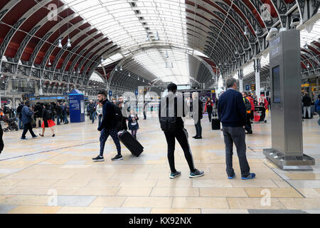 Personnes debout en attente sur le parvis de la gare avec les bagages à la gare de Paddington en vue de l'rood à Londres Angleterre Royaume-uni KATHY DEWITT Banque D'Images