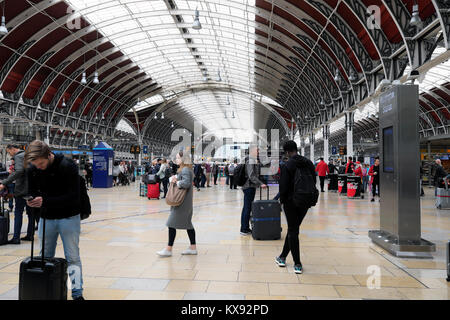 Personnes debout en attente sur le parvis de la gare à la gare de Paddington en vue de l'rood à Londres Angleterre Royaume-uni KATHY DEWITT Banque D'Images