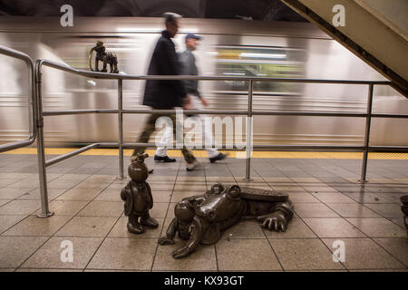 La "vie souterraine" est une œuvre d'art public permanente créée par le sculpteur Otterness pour la 14e Rue, 8e Avenue de la station de métro de New York Banque D'Images