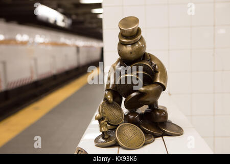 La "vie souterraine" est une œuvre d'art public permanente créée par le sculpteur Otterness pour la 14e Rue, 8e Avenue de la station de métro de New York Banque D'Images