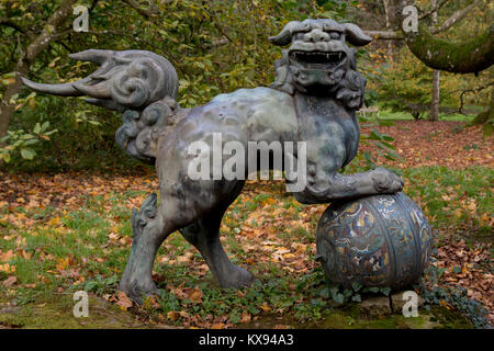 Statue de bronze chien Foo, Batsford Arboretum, Moreton-in-Marsh, Gloustershire. 29 octobre 2017 Banque D'Images