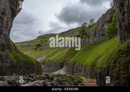 L'entrée de Gordale Scar, Yorkshire Dales National Park, North Yorkshire Banque D'Images