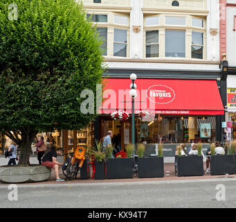 Favoris chocolat et crème glacée boutique sur la rue du gouvernement à Victoria, BC, Canada, à l'été. Banque D'Images