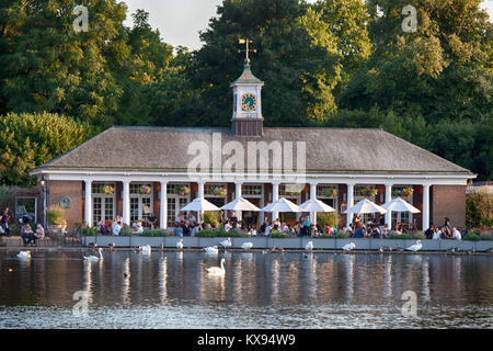 Londres, ANGLETERRE - 15 septembre 2017 Avis de la cafe pavilion de l'autre rive dans l'arrière-plan d'oiseaux Banque D'Images