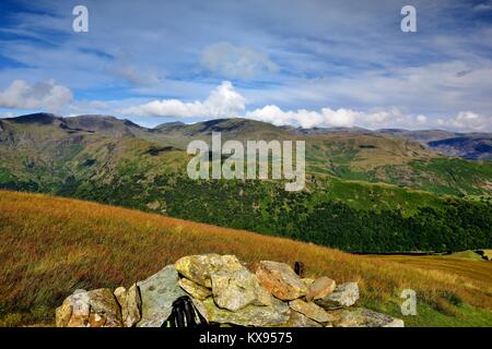 Les nuages bas sur la gamme Helvellyn Banque D'Images