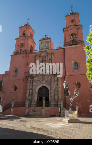 Tourné avant de la rose Templo de San Francisco église à deux clochers et un entrée décoratif, avec une grande sculpture moderne et d'un piéton Banque D'Images