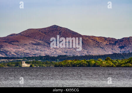 Lough Leane, le Parc National de Killarney, comté de Kerry, Irlande, Europe, vue de tower house Ross Castle et Crohane mountain Banque D'Images