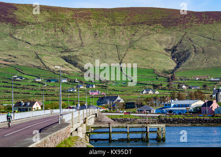 Maurice O'Neill Memorial Bridge sur le canal entre Portmagee Portmagee village (en arrière-plan) et l'île de Valentia, comté de Kerry, Irlande Banque D'Images