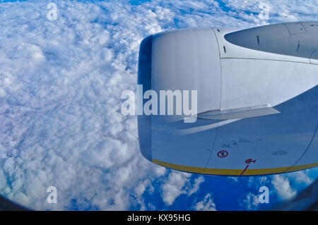 Vue de la fenêtre d'un Boeing 737 de Ryanair à haute altitude Banque D'Images