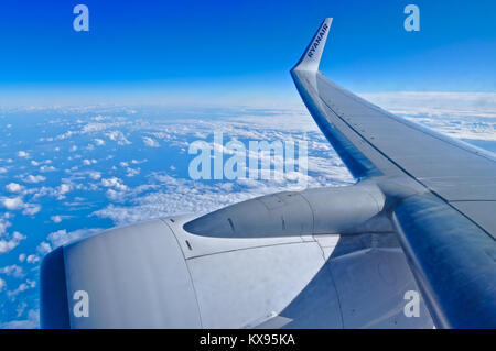 Vue de la fenêtre d'un Boeing 737 de Ryanair à haute altitude Banque D'Images