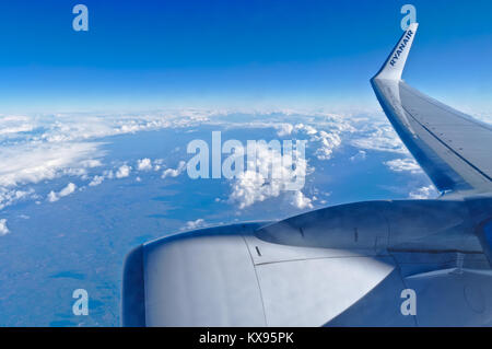 Vue de la fenêtre d'un Boeing 737 de Ryanair à haute altitude Banque D'Images