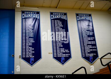 Gymnase de l'école haut mur avec des banderoles affichant la liste annuelle des champions comté Banque D'Images