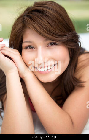 Young Hispanic girl smiling extérieur. Banque D'Images