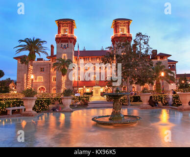 : Lightner Museum et place de la ville (Place de l'Alcazar) à St Augustine allumé à la tombée de la nuit, le temps de Noël Banque D'Images