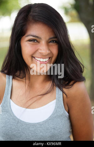 Young Hispanic girl smiling extérieur. Banque D'Images