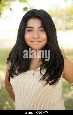 Young Hispanic girl smiling extérieur. Banque D'Images