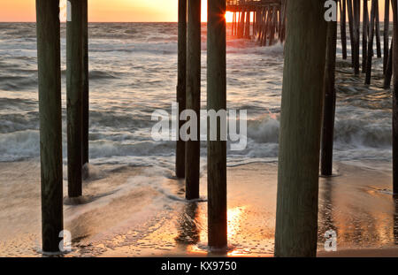 NC01221-00...CAROLINE DU NORD - Vue sur le lever du soleil sur l'océan Atlantique depuis les piliers à la base de la jetée de pêche d'Outer Banks à Nags Head. Banque D'Images