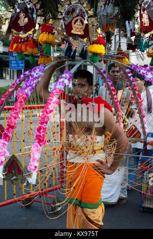 Serangoon, Singapour - 30 janvier 2010 : dévot hindou portant un kavadi en Thaipusam la fête hindoue, Singapour Banque D'Images