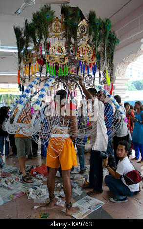 Serangoon, Singapour - 30 janvier 2010 : dévot hindou portant un kavadi en Thaipusam la fête hindoue, Singapour Banque D'Images