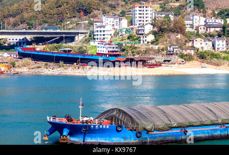 Nouveau bateau en construction au chantier de construction navale sur les rives de la rivière Yangtze en Chine Banque D'Images