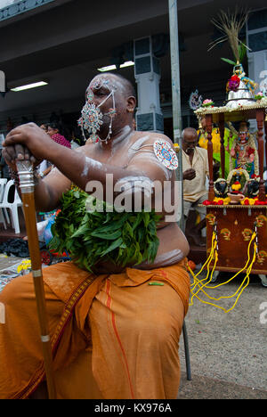Serangoon, Singapour - 30 janvier 2010 : un dévot hindou crochets piercing à corps en Thaipusam Banque D'Images