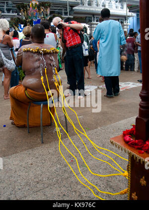 Serangoon, Singapour - 30 janvier 2010 : un dévot hindou crochets piercing à corps en Thaipusam Banque D'Images