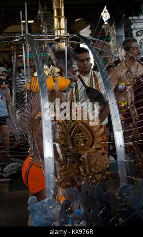 Serangoon, Singapour - 30 janvier 2010 : dévot hindou portant un kavadi en Thaipusam la fête hindoue, Singapour Banque D'Images