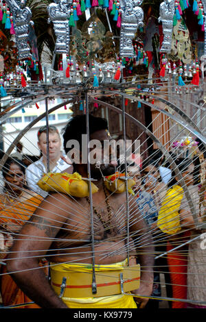 Serangoon, Singapour - 30 janvier 2010 : dévot hindou portant un kavadi en Thaipusam la fête hindoue, Singapour Banque D'Images