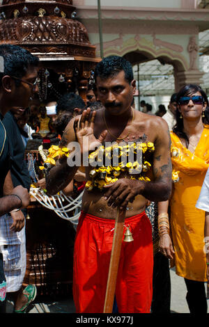 Serangoon, Singapour - 30 janvier 2010 : un dévot hindou crochets piercing à corps en Thaipusam Banque D'Images