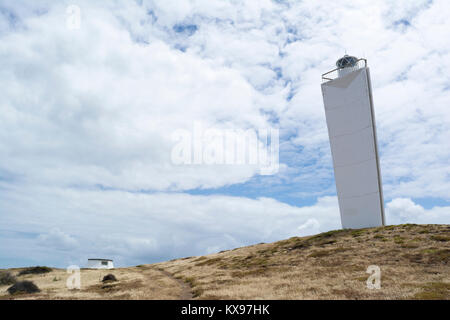 Cape Jervis, Australie du Sud, Australie - 2 décembre 2017 : Cape Jervis lighthouse tower faite de béton blanc, à l'envers-forme pyramidale. Remp Banque D'Images