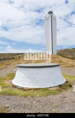 Cape Jervis, Australie du Sud, Australie - 2 décembre 2017 : Cape Jervis lighthouse tower faite de béton blanc, à l'envers-forme pyramidale. Remp Banque D'Images