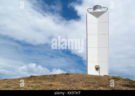 Cape Jervis, Australie du Sud, Australie - 2 décembre 2017 : Cape Jervis lighthouse tower faite de béton blanc, à l'envers-forme pyramidale. Remp Banque D'Images