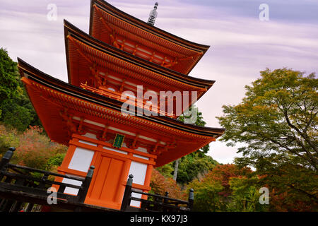 La photo artistique de Koyasu Kannon Koyasu déesse de la pagode où les femmes viennent demander de l'accouchement sans danger, au Temple Kiyomizu-dera temple bouddhiste à l'automne. Higa Banque D'Images