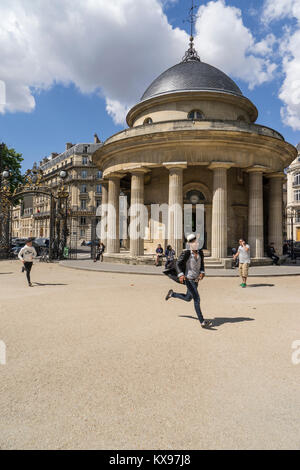 Pavillon à l'entrée du Parc Monceau, Paris, France Banque D'Images