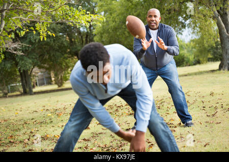 Père et fils à jouer au football. Banque D'Images
