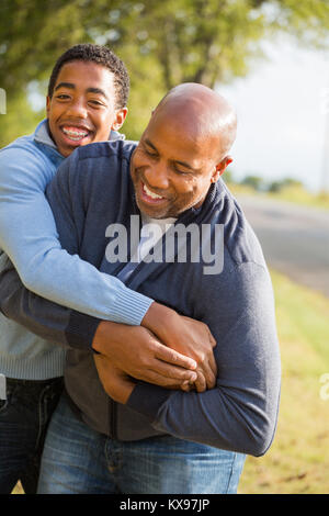 Père et fils à jouer au football. Banque D'Images