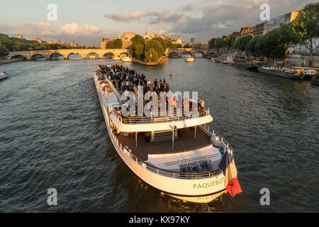 Une croisière sur la Seine par l'intermédiaire de la ville de Paris durant le coucher du soleil, France Banque D'Images