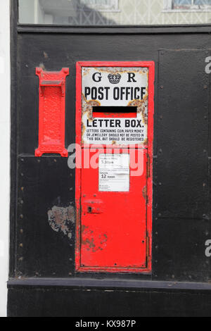 Vieux GR red letter box et distributeur automatique de timbres dans le mur d'un ancien bureau de poste (maintenant fermée) dans la vieille ville de Hastings High Street, East Sussex, UK Banque D'Images