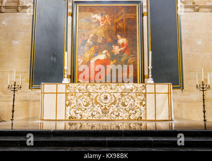 La peinture de Rubens (illustrant l'adoration de Jésus Christ à sa naissance par les mages) au-dessus de l'autel à l'extrémité est de la chapelle du King's Collège Banque D'Images