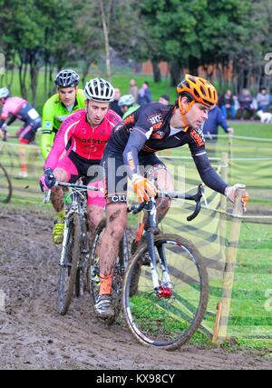 GIJON, ESPAGNE - 11 janvier : Championnats Cyclocross Espagne en janvier 11, 2015 à Gijon, Espagne. Les cyclistes non identifié, la concurrence dans le cycle de l'élite de course cy Banque D'Images