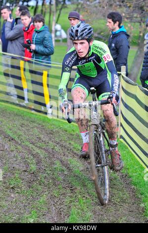 GIJON, ESPAGNE - 11 janvier : Championnats Cyclocross Espagne en janvier 11, 2015 à Gijon, Espagne. Le cycliste Iñigo Gomez Elorriaga rivaliser en élite cycl Banque D'Images