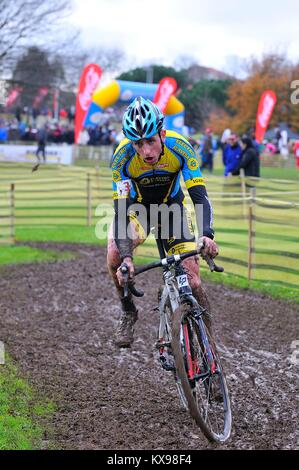 GIJON, ESPAGNE - 11 janvier : Championnats Cyclocross Espagne en janvier 11, 2015 à Gijon, Espagne. Le cycliste Ivan Gonzalez Estibalez la concurrence en élite cy Banque D'Images