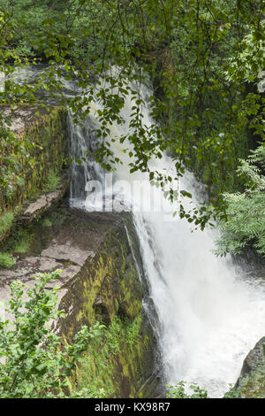 Sgwd Clun-Gwyn (Cascade de la rivière White Meadow), Mellte, près de l'Ystradfellte, parc national de Brecon Beacons, Powys, Pays de Galles, Royaume-Uni Banque D'Images