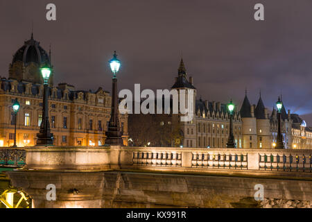 Vue de nuit sur la Conciergerie Château et Pont Notre-Dame pont sur Seine. Château Conciergerie est une ancienne prison située sur l'ouest de la citer Isla Banque D'Images